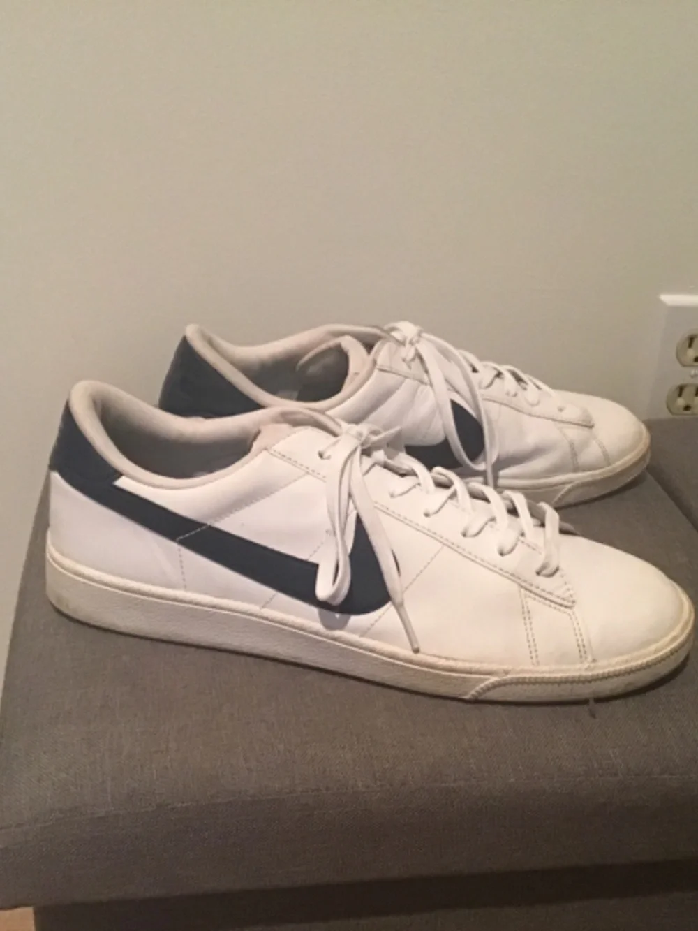 Nike Wimbledon tennis shoes size 11 white and navy